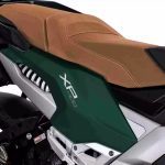 Vista del asiento marrón de un scooter Peugeot Motocycles XP400 LIP