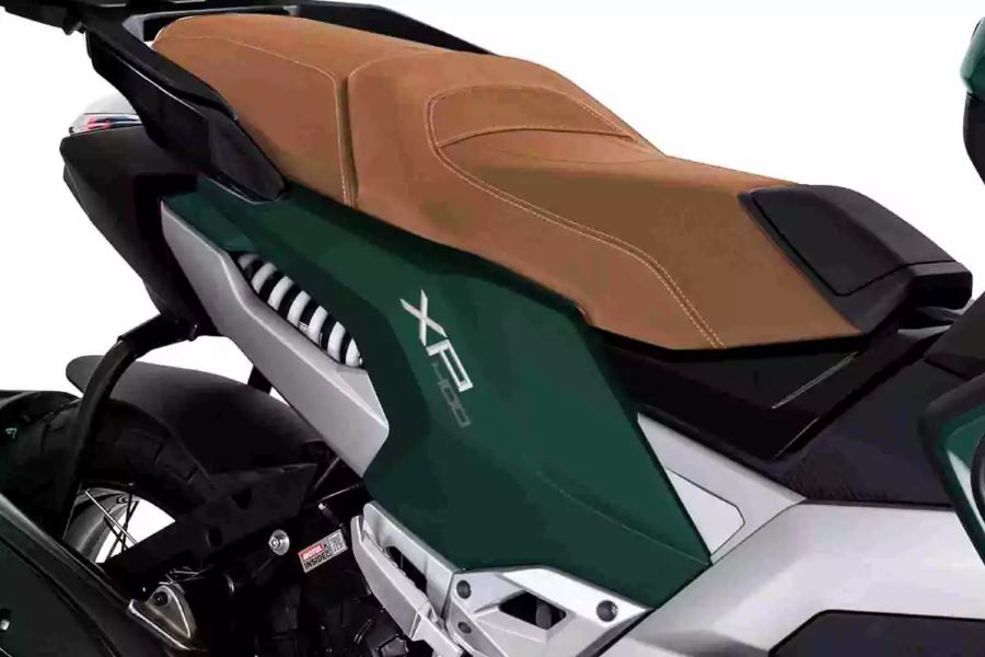 Scooters con glamour: Peugeot Motocycles LIP y Manoush Vista del asiento marrón de un scooter Peugeot Motocycles XP400 LIP