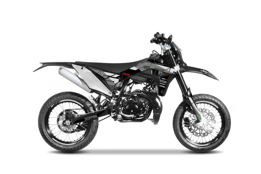 Vista lateral derecha de una moto Peugeot XP6 2026 negra