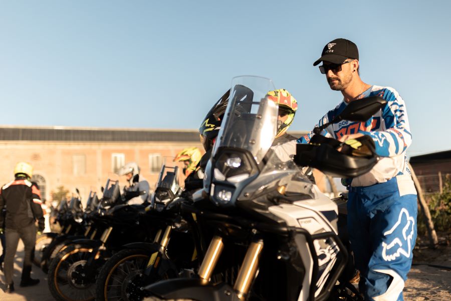 Un piloto profesional toma por el manubrio a la VOGE DS800X Rally para salir a un test drive
