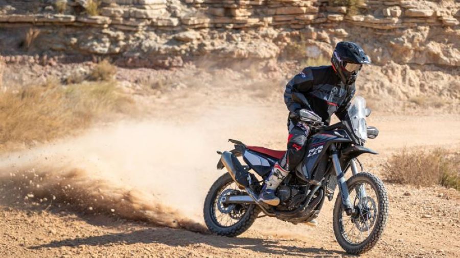Rieju Aventura 307: diseño dakariano y tecnología al máximo una moto Rieju Aventura Rally 307R en acción