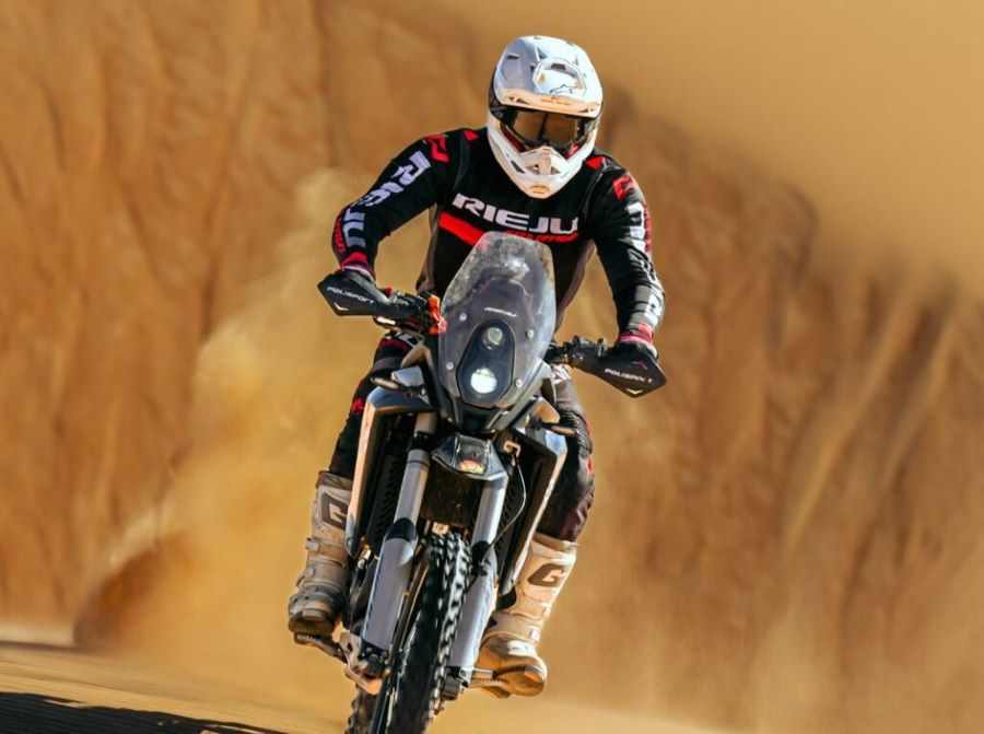 Rieju Aventura 307: diseño dakariano y tecnología al máximo Una moto Rieju Aventura Rally 307R de frente a la cámara en pleno desierto