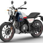 Vista en perspectiva delantera izquierda de una Royal Enfield Scram 440 blanca, azul y roja