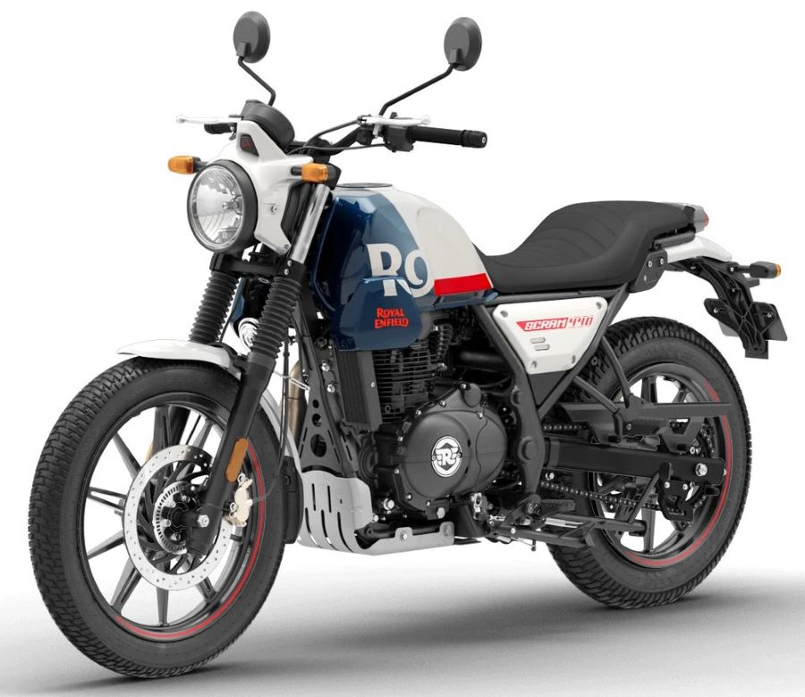 Vista en perspectiva delantera izquierda de una Royal Enfield Scram 440 blanca, azul y roja