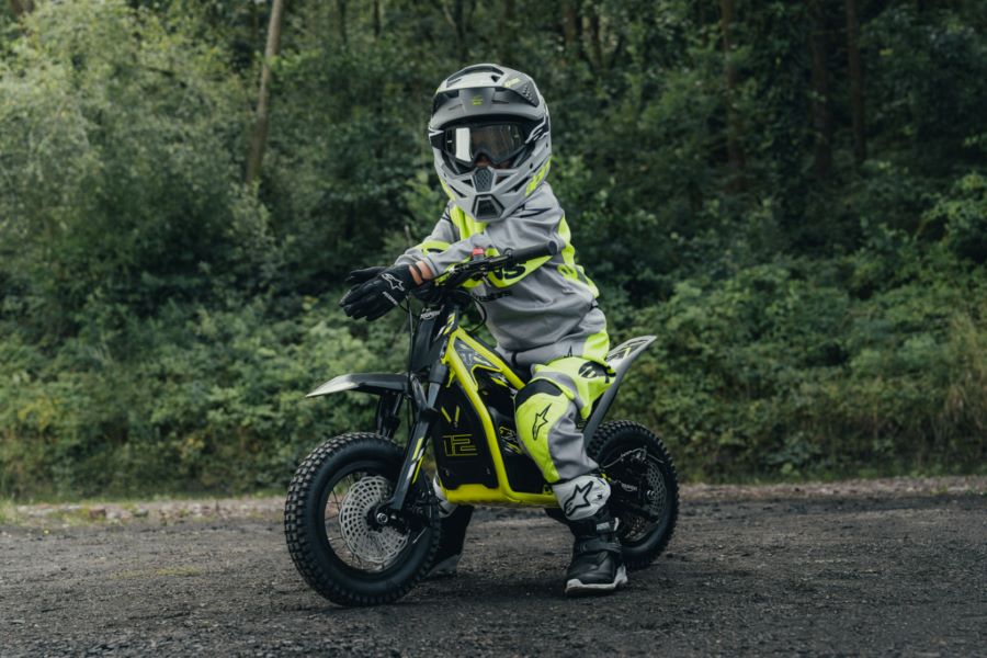 Motos eléctricas todoterreno Triumph TXP para jóvenes Un pequeño piloto sentado sobre su Triumph TXP 12