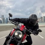 La nueva Triumph Trident 800 2026 desata el poder británico Una Triumph Trident 800 2026 roja avanza a toda velocidad hacia la cámara con la ciudad de fondo