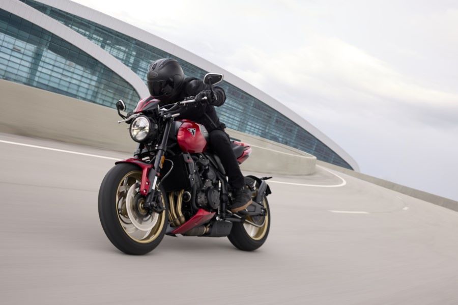 La nueva Triumph Trident 800 2026 desata el poder británico Un piloto avanza en posición de ataque sobre una Triumph Trident 800 2026 roja