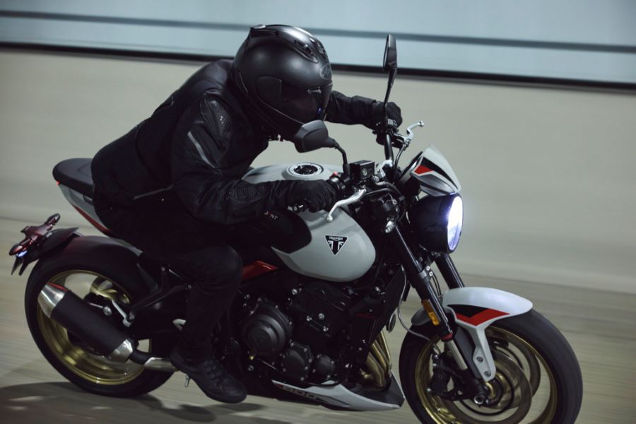 La nueva Triumph Trident 800 2026 desata el poder británico Un piloto acelera sobre su Triumph Trident 800 2026 ceniza