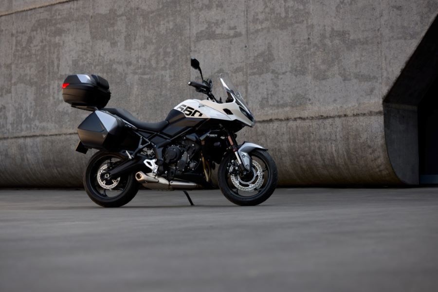 Vista lateral derecha de una Tiger Sport 660 blanca con maletas