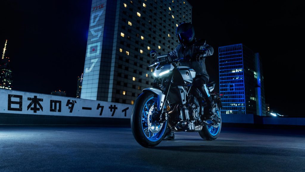 Una Yamaha MT-07 Y-AMT se desplaza por una ciudad en la noche