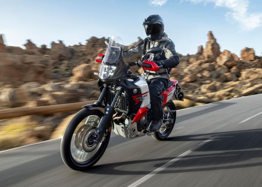 Ténéré 700 World Raid 2026: nueva suspensión KYB y 500 km una Yamaha Ténéré 700 World Raid 2026 circula por una ruta asfáltica en un entorno montañoso