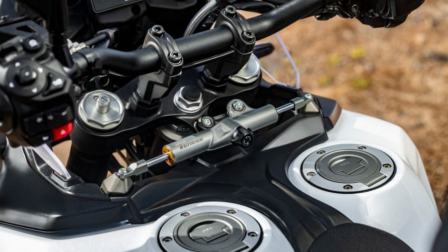 Ténéré 700 World Raid 2026: nueva suspensión KYB y 500 km Vista del amortiguador de ajuste de dirección de una Yamaha Ténéré 700 World Raid 2026