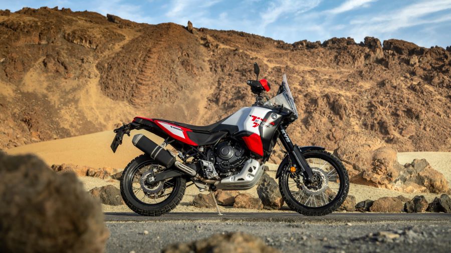 Ténéré 700 World Raid 2026: nueva suspensión KYB y 500 km Vista lateral derecha de una Yamaha Ténéré 700 World Raid 2026 con un marco de montañas