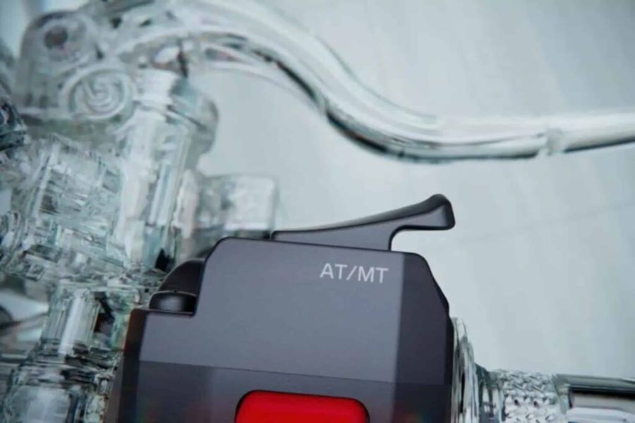 Palanca del dispositivo para cambiar el sistema de transmisión de manual a automático de una Yamaha Tracer 7 2026