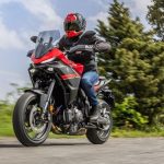 La Tracer 7 2026 combina motor CP2 y transmisión Y-AMT Una Yamaha Tracer 7 2026 roja de desplaza por una ruta soleada