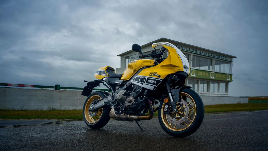 La Yamaha XSR900 GP 2026 combina historia y potencia real Una Yamaha XSR900 GP 2026 amarilla posa en una pista abandonada