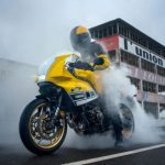 Una Yamaha XSR90 GP 2026 acelera y suelta humo en el partidos de una pista abandonada