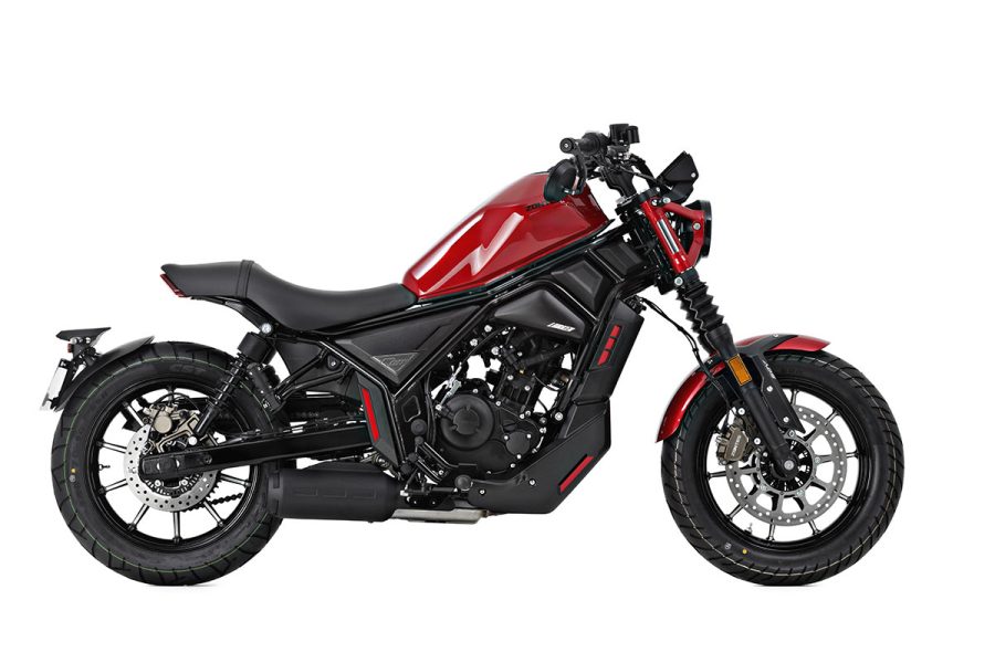 Vista lateral derecha de una moto Zontes 125C roja