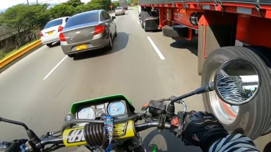 El peligro invisible: el efecto «Venturi» al adelantar un camión Vista del manubrio de una moto que está ap punto de sobrepasar a una camión