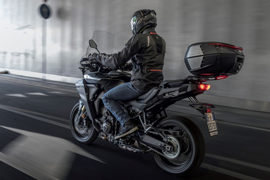 GIVI V49 AIR, el baúl que mejora la estabilidad aerodinámica Una moto touring negra se moviliza con un baúl GIVI V49 AIR