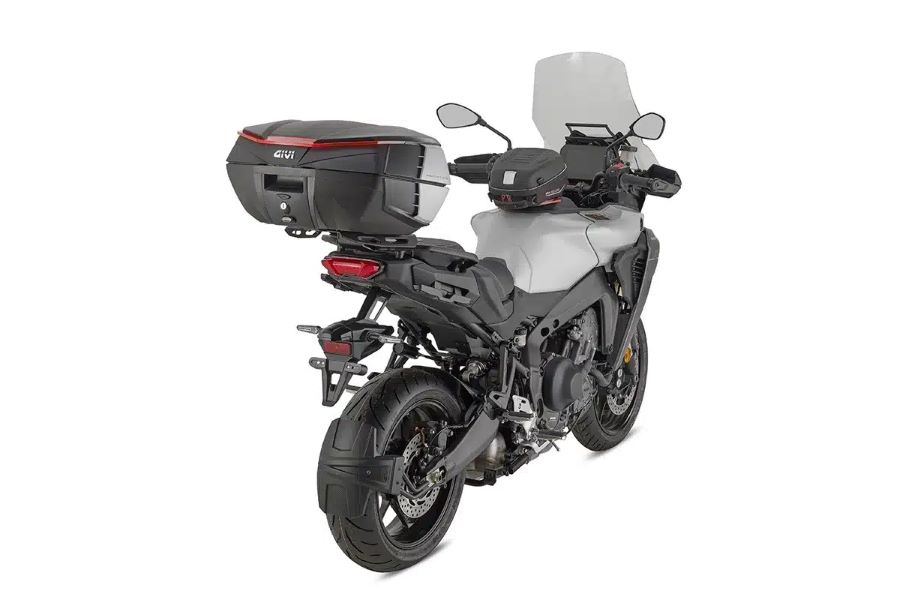 GIVI V49 AIR, el baúl que mejora la estabilidad aerodinámica. Un render de una moto touring blanca portando el baúl GIVI V49 AIR