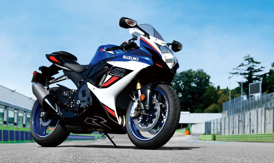 Suzuki GSX-R 40 aniversario: homenaje a la leyenda deportiva Vista lateral derecha de una Suzuki GSX-R 750 posada sobre una pista