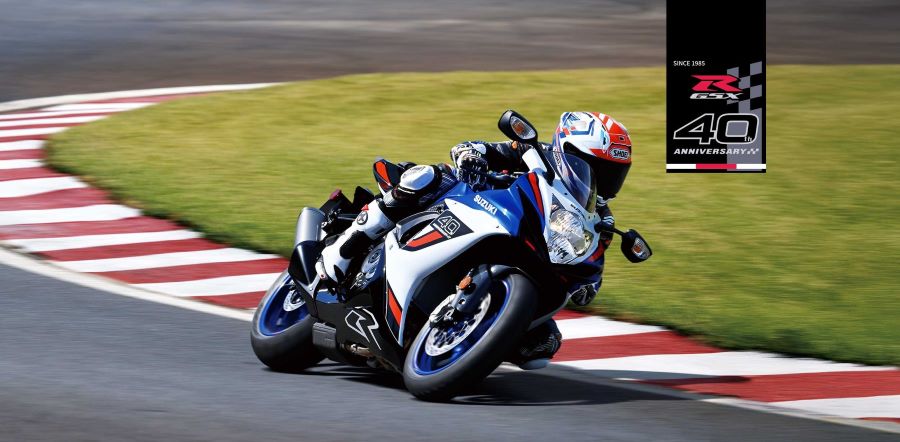 Suzuki GSX-R 40 aniversario: homenaje a la leyenda deportiva Una Suzuki GSX-R gira a la izquierda en un circuito