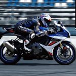 Suzuki GSX-R 40 aniversario: homenaje a la leyenda deportiva Una Suzuki GSX-R 2025 40 aniversario se desplaza a toda velocidad en una recta de un circuito