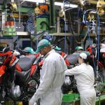 Operarios trabajan en una línea de ensamblado de Honda Brasil