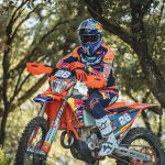 Final de temporada off-road: gloria para García y Sanders Un piloto de Enduro, con el casco colocado, mira a la cámara subido a una moto KTM Nº 26