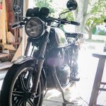 Una moto clásica guardada en una choche doméstica