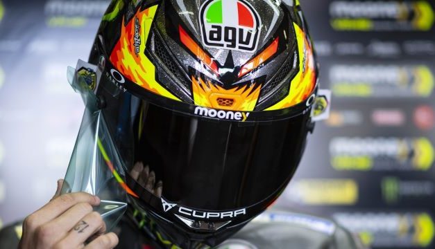 Cómo lavar un casco de moto paso a paso sin dañarlo
