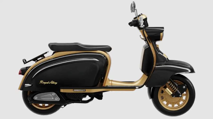 Vista lateral derecha de un scooter Royal Alloy JPS 350 negro y dorado