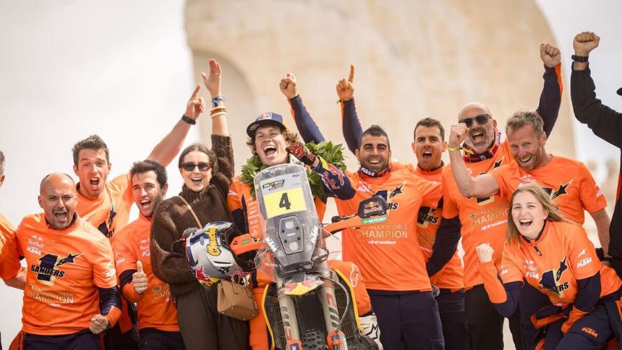 Daniel Sanders Daniel Sanders y el equipo KTM celebran en el podio el campeonato mundial de Rally-Raid 2025