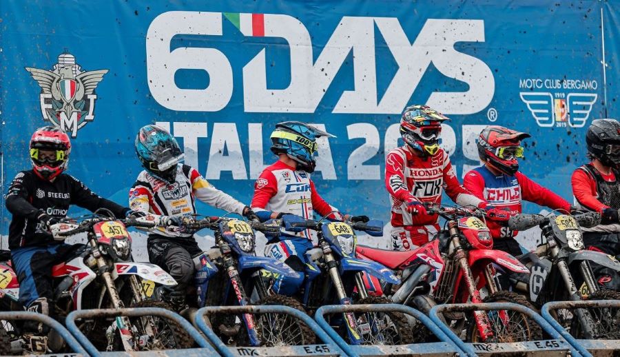 ISDE 2025 Pilotos de enduro esperan en el largador de los Seis Días de enduro 2026 en Italia