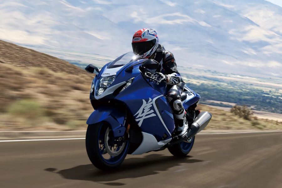 Una Suzuki Hayabusa Special Edition 2026 avanza velozmente por una ruta