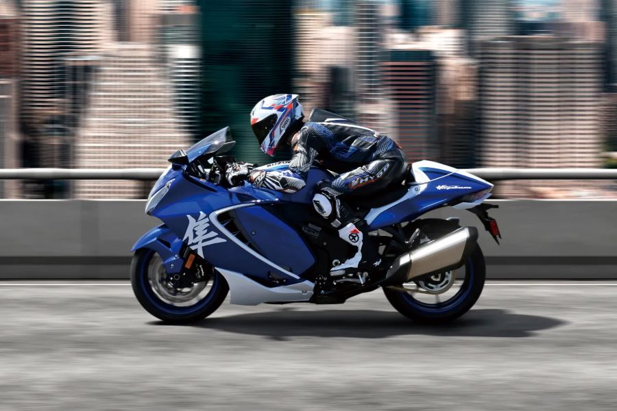 suzuki-hayabusa-special-edition-2026 2 Un piloto avanza en posición deportiva sobre una Suzuki Hayabusa Special Edition 2026