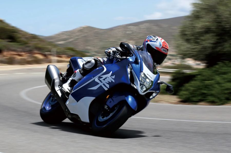 Una Suzuki Hayabusa Special Edition 2026 toma una curva en un carretera