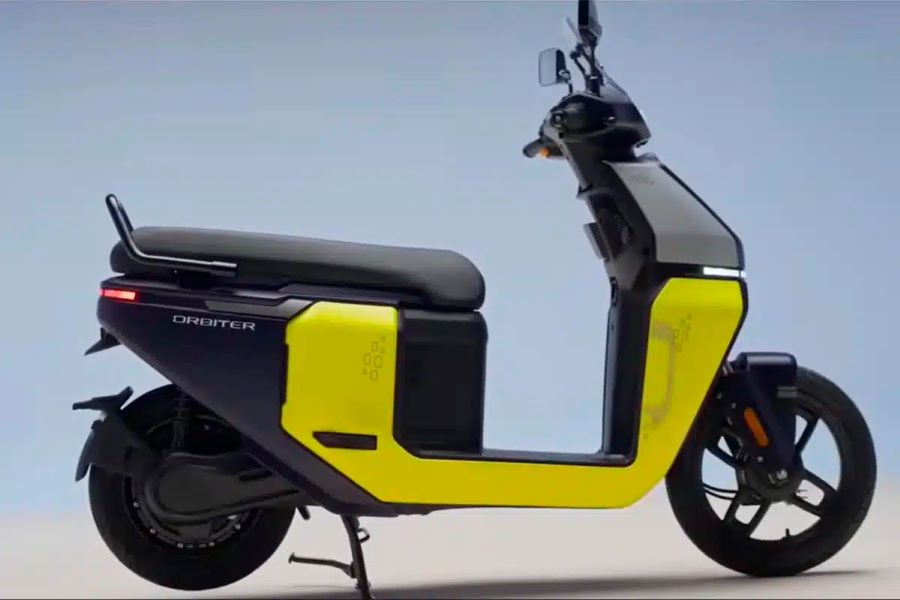 Vista lateral derecha de un scooter eléctrico TVS Orbiter amarillo