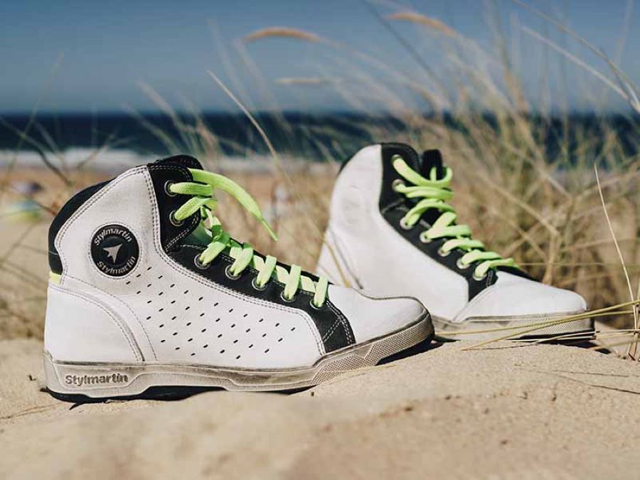 Zapatillas Stylmartin blancas sobre la arena