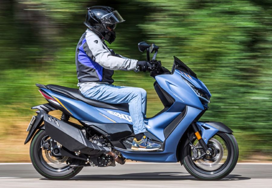 Zontes 368D, potencia y deportividad en formato urbano Un usuario se desplaza en un scooter Zontes 368D celeste metalizado