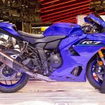 La Yamaha R7 2026 tiene precisión Supersport con alma de R1 Una Yamaha R7 azul se luce en un stand durante su presentación en el Eicma 2025