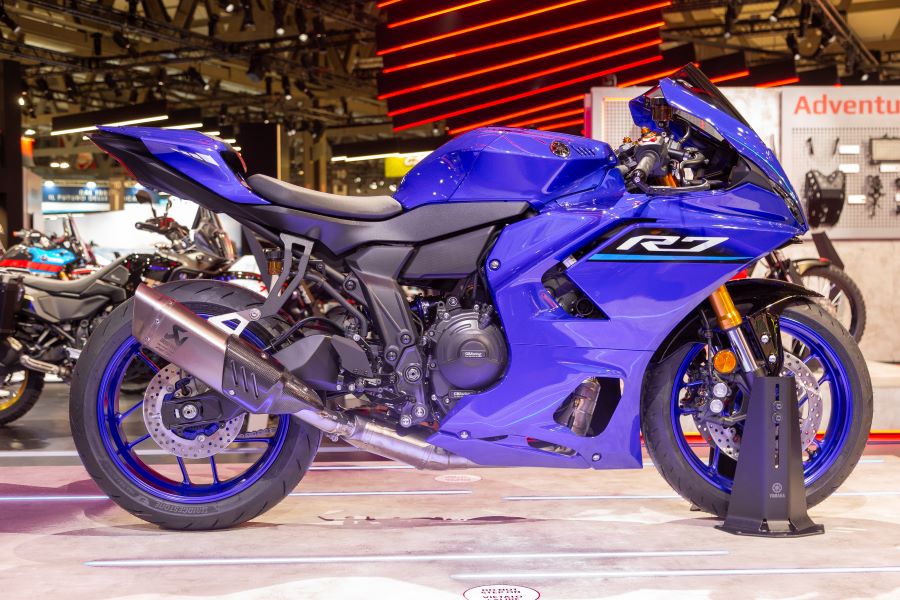La Yamaha R7 2026 tiene precisión Supersport con alma de R1 Una Yamaha R7 azul se luce en un stand durante su presentación en el Eicma 2025