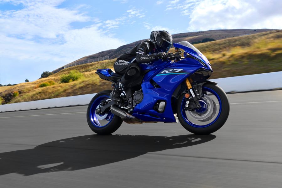 La Yamaha R7 2026 tiene precisión Supersport con alma de R1 Una Yamaha R7 2026 azul lanzada a toda velocidad en un circuito