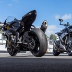 Dos vista desde abajo de dos motos deportivas calzadas con neumático Battlax Racing Street RS12 de Bridgestone