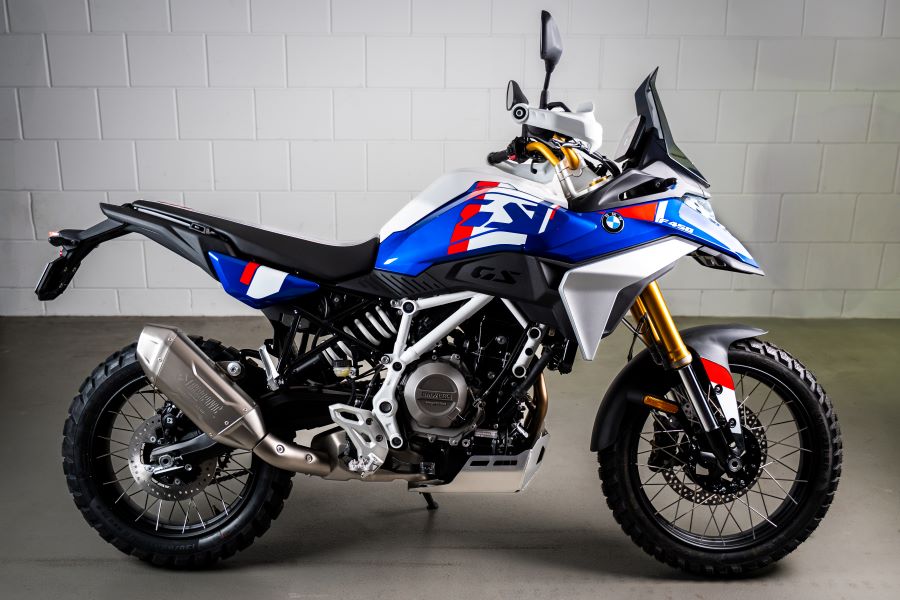 BMW F 450 GS: el linaje GS ahora en versión 450 bicilíndrica Vista lateral derecha de una BMW F 450 GS azul y blanca