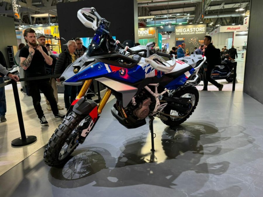 BMW F 450 GS: el linaje GS ahora en versión 450 bicilíndrica Una BMW F 450 GS se luce en su stand en el EICMA 2025