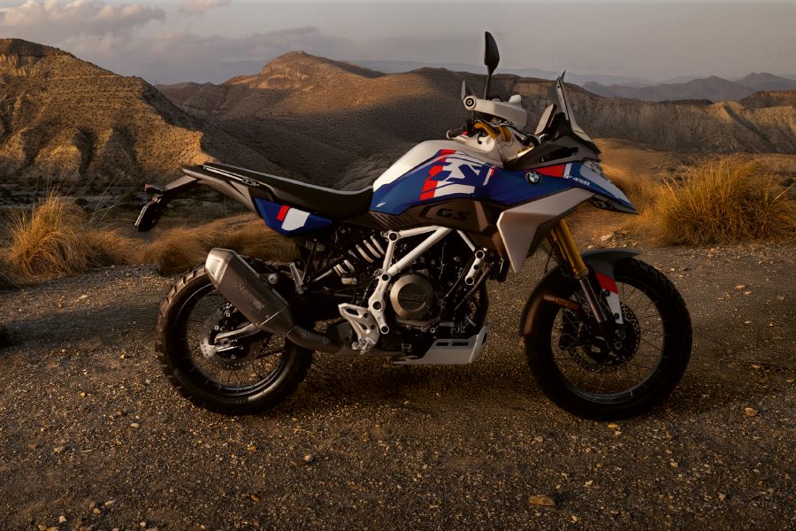 BMW F 450 GS: el linaje GS ahora en versión 450 bicilíndrica Vista lateral derecha de una BMW F 450 GS azul con un fondo de montañas