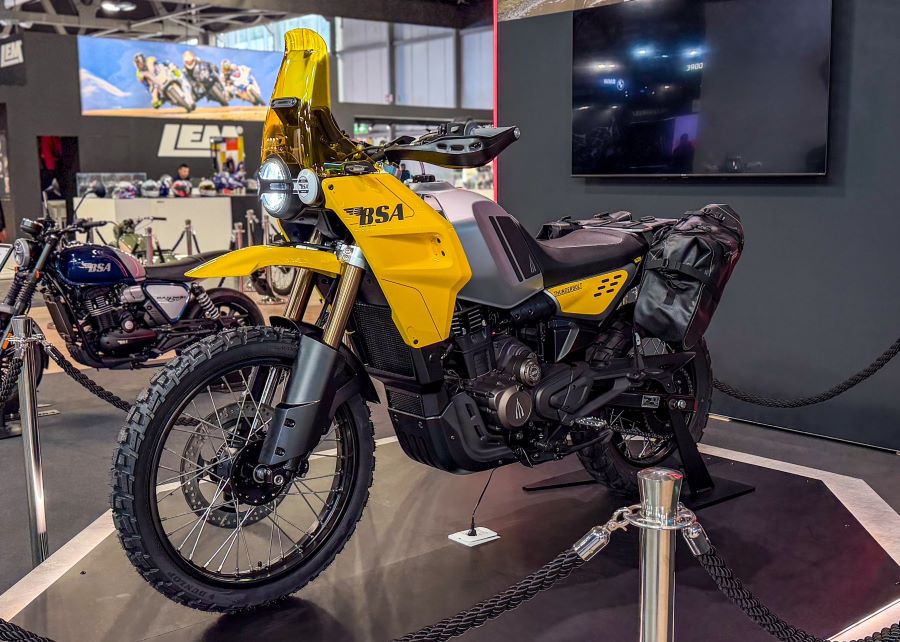 Una BSA Thunderbolt amarilla se luce en el stand de Eicma 2025