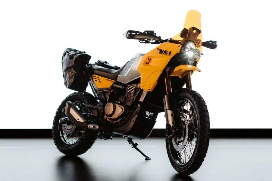 Vista lateral derecha en perspectiva delantera de una BSA Thunderbolt 2026 amarilla